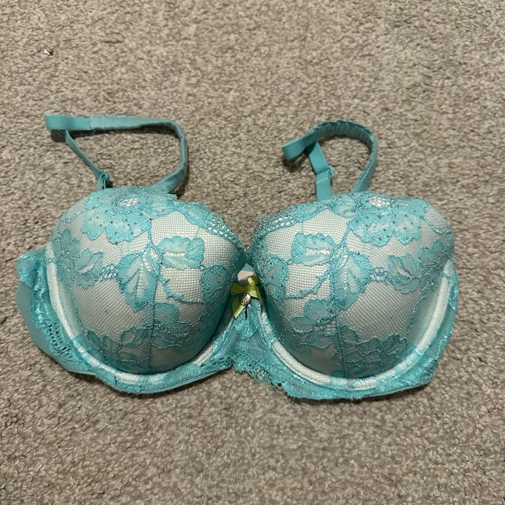 ✨✨Bundle 2 or more for a great discount!! ✨✨ Victoria's Secret Lace Bra